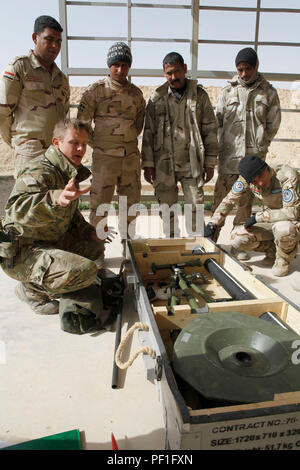 Eine Königliche Dänische Soldaten mit Task Force Al Asad beauftragt irakische Soldaten aus dem 7 irakische Armee Abteilung auf der 81 mm Mörser Waffensystem im Al Asad Air Base, Irak, Jan. 20, 2016. Mörtel Training ist nur eine der zusätzlichen Fähigkeiten im Al Asad lehrte. Die Schulung ist Teil des Gebäudes der Kapazitäten (BPC) Mission, die militärischen Fähigkeiten der irakischen Sicherheitskräfte (ISF) zu den Islamischen Staat im Irak und der Levante (ISIL) kämpfen. Durch die ISF durch beraten und unterstützen, und BPC-Missionen, die Combined Joint Task Force - Betrieb die Lösung der multinationale Koalition Stockfoto