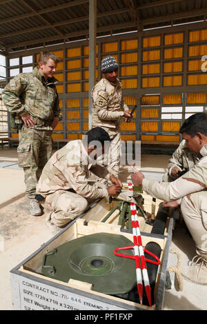 Eine Königliche Dänische Soldaten mit Task Force Al Asad beauftragt irakische Soldaten aus dem 7 irakische Armee Abteilung auf der 81 mm Mörser Waffensystem im Al Asad Air Base, Irak Feb 20, 2016. Mörtel Training ist nur eine der zusätzlichen Fähigkeiten im Al Asad lehrte. Die Schulung ist Teil des Gebäudes der Kapazitäten (BPC) Mission, die militärischen Fähigkeiten der irakischen Sicherheitskräfte (ISF) zu den Islamischen Staat im Irak und der Levante (ISIL) kämpfen. Durch die ISF durch beraten und unterstützen, und BPC-Missionen, die Combined Joint Task Force - Betrieb die Lösung der multinationale Koalition Stockfoto