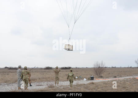 Ein wasserreinigungssystem Zugehörigkeit zur 173Rd Airborne Brigade steigt auf Frida IV Drop Zone, Februar 23, 2016, nach der von der US Air Force 86th Air Wing Hercules C-130 Flugzeugen in Pordenone, Italien. Die 173Rd Airborne Brigade ist der US-Armee Contingency Response Force in Europa, die in der Projektion bereit Kräfte überall in den USA in Europa, Afrika oder Verantwortungsbereich Zentrale Befehle' innerhalb von 18 Stunden. (U.S. Armee Foto von visuellen Informationen Spezialist Graigg Faggionato/Freigegeben) Stockfoto