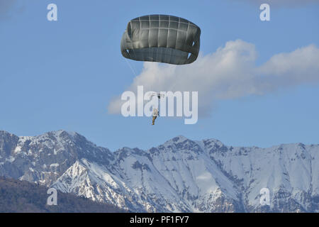 Ein Fallschirmjäger der US-Armee von der 173Rd Brigade Support Bataillon auf Julia Drop Zone in Pordenone, Italien, 24.02.2015. Die 173Rd Airborne Brigade ist die Armee Contingency Response Force in Europa, die in der Lage ist, projektive bereit Kräfte überall in den USA in Europa, Afrika oder Central Command Verantwortungsbereiche innerhalb von 18 Stunden. (U.S. Armee Foto von visuellen Informationen Spezialist Massimo Bovo/Freigegeben) Stockfoto