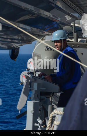 160229-N-RP 878-079 MITTELMEER (Feb. 29, 2016) der Bootsmann Mate 2. Klasse Richard Woodland, von Laurel, Md., senkt eine starre Hülle Schlauchboot bei kleinen Boot Operationen an Bord der USS Carney (DDG64) Feb 29, 2016. Carney, einem der Arleigh-Burke-Klasse geführte-missile Destroyer, vorwärts zu Rota, Spanien bereitgestellt werden, ist die Durchführung einer Routinepatrouille in den US 6 Flotte Bereich der Maßnahmen zur Unterstützung der US-amerikanischen nationalen Sicherheitsinteressen in Europa. (U.S. Marine Foto von Mass Communication Specialist 1. Klasse Theron J. Godbold/Freigegeben) Stockfoto