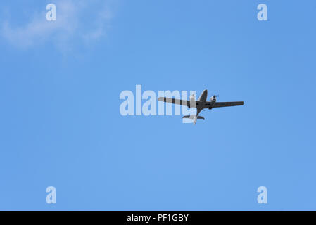 Diamond DA42 Twin Star fliegt in blauem Himmel. G-SLCT gehört dem Stapleford Flying Club. Allgemeiner Luftverkehrsflug in vmc Stockfoto