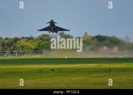 Royal Air Force RAF Eurofighter Typhoon FGR 4 Jet fighter Flugzeug vom Flughafen London Southend an der Eastbourne Airshow zu nehmen. Heißes Gas Stockfoto