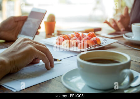 Busines mans hand mit Stift über Dokument Papier mit frischen Str Stockfoto