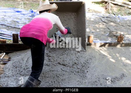 Frau Bauarbeiter gegossen Betonböden Stockfoto