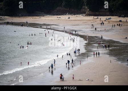 Menschen spielen im Meer bei Barry Island, Vale von Glamorgan, Wales, wo die gemischten Wetter Zahlen am Strand verringert hat seit der Hitzewelle. Stockfoto