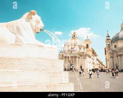 Rom, Italien, 7. Juli, 2018. Piazza Del Popolo ist beliebtes Ziel in Rom. Springbrunnen von Lion close-up. Stockfoto