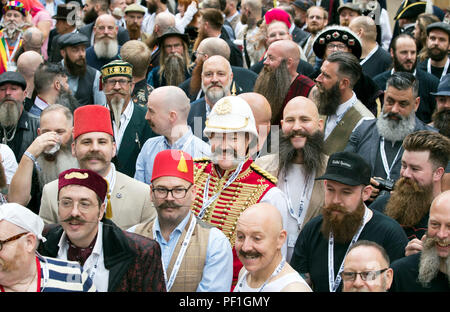 Menschen nehmen an der vierte Britische Bart und Schnurrbart Meisterschaften im Empress Ballroom, Winter Gärten, Blackpool. Stockfoto