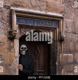 Halloween Theme von Mann mit Totenkopf Maske begrüßen zu Haunted House Stockfoto
