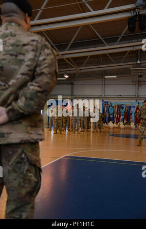 U.S. Army Command Sgt. Maj. Oscar Campos, Links, steht bei der Teilnahme an Position vor der 39th Signal Battalion HHC und 128 Signal Unternehmen während der Änderung der 39th Signal Battalion von Verantwortung in der Gemeinschaft Activity Center in Chievres, Belgien, 19.02.2016. (U.S. Armee Foto durch visuelle Information Specialist Pascal Demeuldre/Freigegeben) Stockfoto