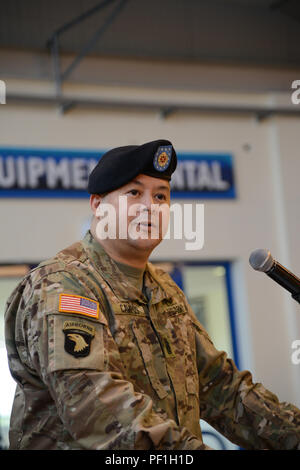 U.S. Army Command Sgt. Maj. Oscar Campos, ausgehende CSM, der 39Th Signal Battalion zugeordnet, bezieht seine bisherige Arbeit und dank seiner Befehlshaber und Soldaten während des Geräts Wechsel der Verantwortung in der Gemeinschaft Activity Centre, in Chievres, Belgien, 19.02.2016. (U.S. Armee Foto durch visuelle Information Specialist Pascal Demeuldre/Freigegeben) Stockfoto