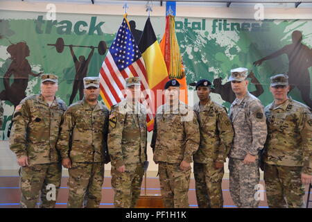 Gruppenfoto der Befehl Sgt. Maj., von links, Kevin Schell, 2 Signal Bde, William L. Majoren, USAG Benelux, Harry Mercado, 5th Signal Command, Oscar Campos (ausgehenden) 39th Signal Bn, Joe C. Birkhead, (kommend) 39th Signal Bn, Woody B. Carter, 52. Signal Bn und Markus L. Jones mit 44Th Expeditionary Signal Mrd. während der 39Th Signal Battalion Wechsel der Verantwortung in der Gemeinschaft Activity Centre, in Chievres, Belgien, 19.02.2016. (U.S. Armee Foto durch visuelle Information Specialist Pascal Demeuldre/Freigegeben) Stockfoto