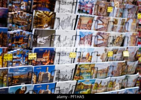 Florenz, Italien - 17. FEBRUAR 2018: Viele Postkarten der Stadt Florenz zum Verkauf in einem touristischen Shop Stockfoto