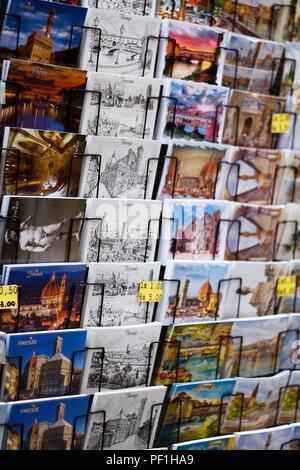 Florenz, Italien - 17. FEBRUAR 2018: Viele Postkarten der Stadt Florenz zum Verkauf in einem touristischen Shop Stockfoto