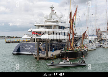 Super Yacht Amaryllis und Alice den Thames Sailing Barge mit einer Rippe auf dem Kai in Gunwharf Quays Marina im Hafen Portmouth, England Großbritannien Stockfoto