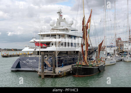 Super Yacht Amaryllis und Alice den Thames Sailing Barge auf dem Kai in Gunwharf Quays Marina im Hafen Portmouth, England Großbritannien Stockfoto