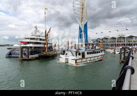 Super Yacht Amaryllis und Alice den Thames Sailing Barge auf dem Kai in Gunwharf Quays Marina im Hafen Portmouth, England Großbritannien Stockfoto