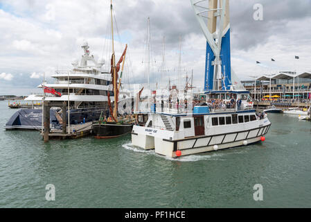 Super Yacht Amaryllis und Alice den Thames Sailing Barge auf dem Kai in Gunwharf Quays Marina im Hafen Portmouth, England Großbritannien Stockfoto