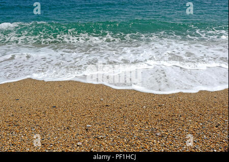 Sea Surf- und Kiesstrand Stockfoto