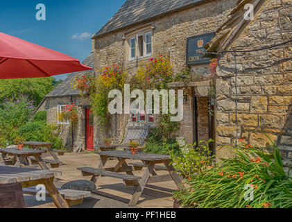 Traditionelle britische Country Pub auf Frampton Mansell in den Cotswolds, Vereinigtes Königreich Stockfoto