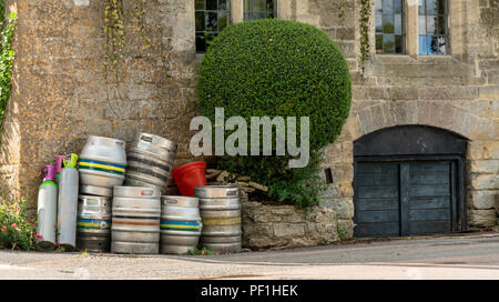 Leere Bierfässer außerhalb englischer Pub. Stockfoto