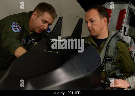 Kanadische Streitkräfte Brig. Gen. Alain Pelletier, stellvertretender Kommandeur kontinentalen Vereinigten Staaten NORAD Region (CONR), erhält eine ausstiegsbeleuchtung Briefing geführt von Tech. Sgt. Hannah Conners, eine flugzeugbesatzung Flug Ausrüstung Techniker 169th Operations Support Squadron zugewiesen, und Oberstleutnant Ian Toogood, Kommandant der 169th Aerospace-Alert Squadron, bei seinem Besuch in der 169Th South Carolina der Air National Guard Fighter Wing at McEntire Joint National Guard Base, 1. März 2016. Während seines Besuchs sprach er mit Führung über seine Heimat Verteidigung Mission und der Beziehung zu den NORAD Stockfoto