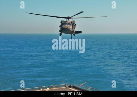 Oklahoma Army National Guard Soldaten zu Unternehmen B zugewiesen sind, 1.BATAILLON, 140 Aviation Regiment, Task Force Longknife, 40th Combat Aviation Brigade, Durchführung deck Qualifikation Landungen auf die usns Alan Shepard in der UH-60 Black Hawk Hubschrauber über dem Arabischen Golf Feb 16. Um sich zu qualifizieren und erfahrene Besatzungen, bleiben die anspruchsvolle Aufgabe, zu der die Landung auf einem fahrenden Schiff mehrfach durchgeführt. (U.S. Armee Foto von SPC. Rose Wolford, 40th Combat Aviation Brigade Public Affairs) Stockfoto