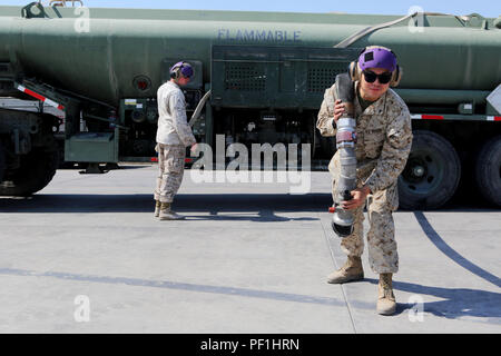 Us Marine bulk Kraftstoff Spezialisten mit Marine Wing Support Squadron 372, Special Purpose Marine Air Ground Task Force-Crisis Response-Central Befehl, bereiten Sie ein Flugzeug an einem unbekannten Ort in Südwestasien, Jan. 21, 2016 zu tanken. Flugzeugbetankung ist nur eine von vielen Funktionen, MWSS-372 bietet für die Luftfahrt zu bekämpfen. Die Staffel ist derzeit die Unterstützung der Luftfahrt Combat Element mit SPMAGTF-CR-CC zur Unterstützung der Operation inhärenten Lösen. (U.S. Marine Corps Foto von Sgt. Owen Kimbrel/Freigegeben) Stockfoto