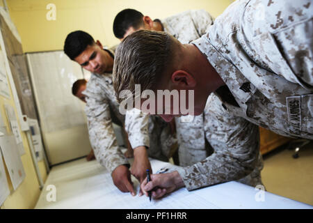 Expeditionary Flugplatz Service Marines mit Marine Wing Support Squadron 372, Special Purpose Marine Air Ground Task Force-Crisis Response-Central Befehl, Mark simulierten Bereiche mit Schäden auf einer Start- und Landebahn, während einer Wiederherstellung nach Angriff (BRAAT) bohren Sie an einem unbekannten Ort in Südwestasien, Jan. 22, 2016. Die Simulation getestet die Marines Fähigkeiten sofort zu identifizieren und festzustellen, eine minimale Betriebskosten Strip (MOS), die es ermöglicht, Aviation Combat Element zu schnell Start und Luftraum Überlegenheit gewinnen. Die Staffel ist derzeit die Unterstützung der Luftfahrt Combat Element mit SPMAGTF-CR- Stockfoto