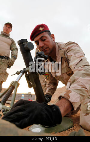 Ein irakischer Soldat von 7 irakische Armee Division macht Anpassungen an eine 60 mm Mörser Weapon System während der Ausbildung mit der Königlichen Dänischen Armee Soldaten mit Task Force Al Asad bei Al Asad Air Base, Irak, Jan. 23, 2016. Die Schulung ist Teil des gesamten Combined Joint Task Force - inhärenten Building Partner Kapazität mission Lösen, die militärische Fähigkeit der irakischen Sicherheitskräfte im Kampf gegen die Islamischen Staat im Irak und der Levante. (USA zu erhöhen. Armee Foto von Sgt. Joshua E. Powell/Freigegeben) Stockfoto