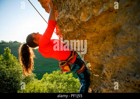 Foto von Curly - behaarte Frauen touristische kletterten über Rock Stockfoto