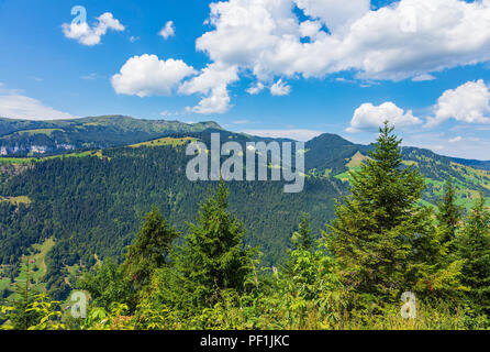 Blick von der Harderkulm in der Schweiz im Sommer. Die Harderkulm, auch als Harder Kulm, ist ein Gipfel des Mt. Härter, mit Blick auf die Städte o Stockfoto