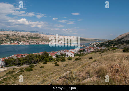 Kroatien, Europa: Panoramablick auf den Fjord und das Dorf von Pag, der größten Stadt auf der berühmten Insel Pag in der nördlichen Adria Stockfoto