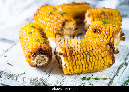 Gegrillter Mais mit Gewürzen auf Weiß. Stockfoto