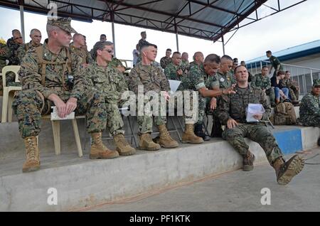 161010-N-YG 104-009 BAGUIO CITY, Philippinen (23. 10, 2016) Colonel Tye Wallace, kommandierender Offizier, 31 Marine Expeditionary Unit (MEU), hintere Adm. Marc H. Dalton, Commander, Expeditionary Strike Group Sieben, Brig. General John Jansen, Kommandierender General, 3d-Marine Expeditionary Brigade, Generalmajor Andre Costales, Kommandant, philippinische Marine Corps, und Oberstleutnant Brian Greene, Bataillonskommandeur, Bataillon Landung Team, 2.BATAILLON, 4. Marine Regiment, diskutieren High Mobility Artillery Rocket System (HIMARS) Ausbildung während der Philippinischen amphibische Landung Übung 33 (PHIBLEX). PHIBLEX 33 ist ein ANNUA Stockfoto