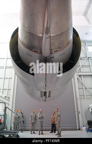 Generalleutnant Sam Cox, 18. Air Force Commander und Chief Master Sgt. Todd Petzel, 18. AF Befehl Chef, Tour der 305. Wartungsvorgang Schulungseinrichtung Okt. 12. Die Anlage beherbergt mehrere Ausbildungsmodelle, die unter anderem die c-17 Globemaster Boeing 3 Pratt 7 Whitney PW 2000-Jet-Engine gezeigt. (US Air Force Foto von Christian DeLuca/freigegeben) Stockfoto