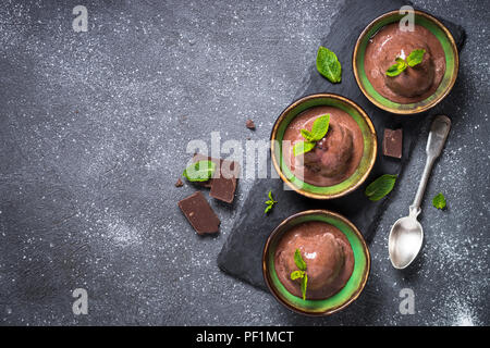 Schokoladeneis Draufsicht auf Schwarz. Stockfoto