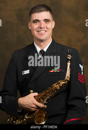 U.S. Navy Petty Officer 1st Class Dana Booher, Costa Mesa, Kalifornien native, verband die Gemeinsame Task Force - National Capital Region (JTF-NCR) zur Unterstützung der 58th Presidential Inauguration, Jan. 20, 2017 stattfinden wird. Die Task Force wird mit der Koordinierung aller militärischen zeremoniellen Unterstützung für den Eröffnungs Periode berechnet. Als gemeinsame Service Committee, es umfasst Mitglieder aus allen Bereichen der Streitkräfte der Vereinigten Staaten, einschließlich der Reserve und der National Guard Komponenten. Stockfoto