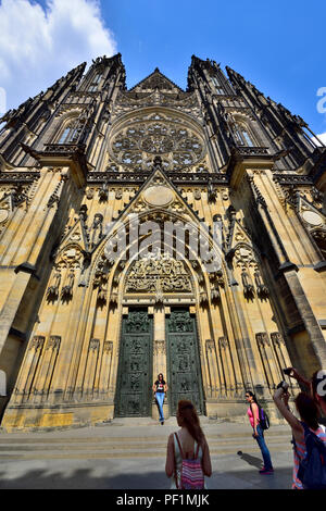 Vor der St. Veitsdom in der Prager Burg. Stockfoto