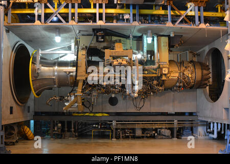 Eine F135-PW-100-Motor, der Befugnisse der F-35 Joint Strike Fighter erfährt in Salzwasser Korrosionsprüfungen im Arnold Engineering Entwicklung komplexer SL-3 Werk Arnold Air Force Base, Tenn., am 23.Oktober 2016. (U.S. Air Force Foto/Christopher D. Rogers) Stockfoto