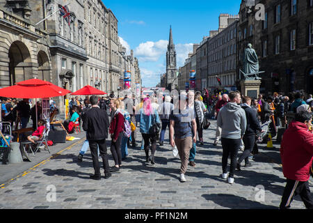 Das Edinburgh Fringe Festival ist auf der Royal Mile voll Stockfoto