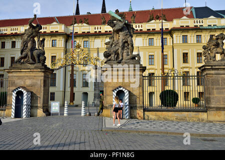 Das westliche Tor der Prager Burg mit Wrestling Titanen Skulpturen (und Touristen in guard Stand) zum Matthias Tor und 2. Hof Stockfoto