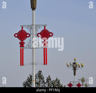 Lamp Post mit chinesischen Dekorationen im Downtown in Harbin, China. Stockfoto