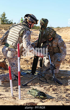 Lettische Soldaten einfedern ein M252 Mörser System während einer multinationalen Mörtel live-fire Übung neben Soldaten zum Hauptsitz und Sitz Truppe, 3 Staffel, 2. Reiterregiment, 24.02.17, bei Adazi Militärbasis, Lettland. Soldaten beider Armeen nahm die Umdrehungen, die Proben und die Durchführung eines live-Brand durch Reaktion auf feindliche Kontakt über direkte und indirekte Feuer zur Unterstützung der Operation Atlantic lösen, eine multinationale Demonstration der anhaltenden US-Engagement für die kollektive Sicherheit der Organisation des Nordatlantikvertrags Verbündete. (U.S. Armee Foto von Sgt. Paige Behringer, Stockfoto