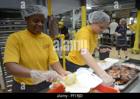 160120-N-WJ 640-031 SINGAPUR - (Jan. 20, 2016) Matrosen zu Commander Logistics Group Western Pacific, Task Force 73 Freiwillige auf Bereit Herzen Suppenküche während einer Community Relations Ereignis zugeordnet ist. (U.S. Marine Foto von Mass Communication Specialist 3. Klasse Madailein Abbott/Freigegeben) Stockfoto