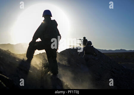 Service Mitglieder der westlichen Armee Infanterie Regiment, Japan Ground Self Defense Force, Feuer auf simulierten feindliche Ziele während der Übung Iron Fist 2016 zugewiesen, die an Bord der Marine Corps Air Ground Combat Center Twentynine Palms, Calif., Feb 9, 2016. Iron Fist ist eine jährliche, bi-laterale Training zwischen den Japan Ground Self Defense Force und Marines warfighting Fähigkeiten in ship to shore Operationen zu stärken. Stockfoto