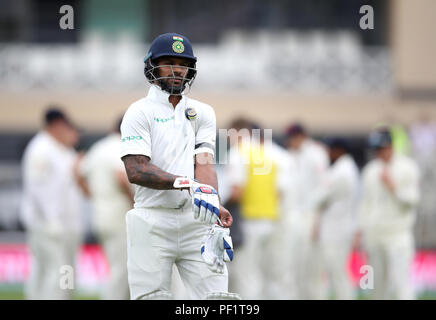 Indiens Shikhar Dhawan verlässt das Feld nach erwischt wird von der England Jos Buttler während des Tages eine der Specsavers dritten Test Match an der Trent Brücke, Nottingham. Stockfoto