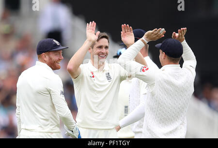 Der Engländer Chris Woakes (links) feiert die wicket von Indiens Lokesh Rahul mit Mannschaftskameraden während des Tages eine der Specsavers dritten Test Match an der Trent Brücke, Nottingham. Stockfoto