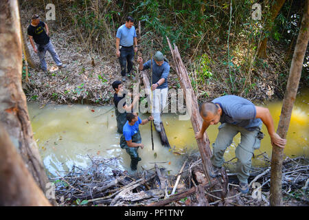 Mitglieder der 16-2 LA Recovery Team 3 zugewiesen, um die Verteidigung POW/MIA Accounting Command (DPAA) ein kleiner Fluss überqueren als Teil einer DPAA recovery Mission in der Provinz Attapeu, der Demokratischen Volksrepublik Laos, Feb 9, 2016. DPAA Mannschaftskameraden eingesetzt in die Gegend, in der Hoffnung auf die Wiederherstellung der Überreste eines Pilot Ungeklaerte aus dem Vietnam Krieg. Die Mission von DPAA ist die möglichst vollständige Buchhaltung für unsere fehlenden Personal zu ihren Familien und der Nation zu stellen. (DoD Foto von U.S. Army Sgt. Richard DeWitt/Freigegeben) Stockfoto