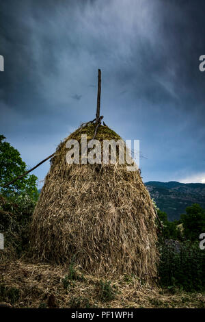 Ein traditionelles Heuschober in den östlichen Rhodopen in Bulgarien. Stockfoto